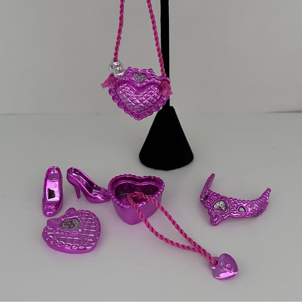 Vintage Barbie “Pretty Treasures”
‘Heart Jewelry’ Accessories Set for Barbie